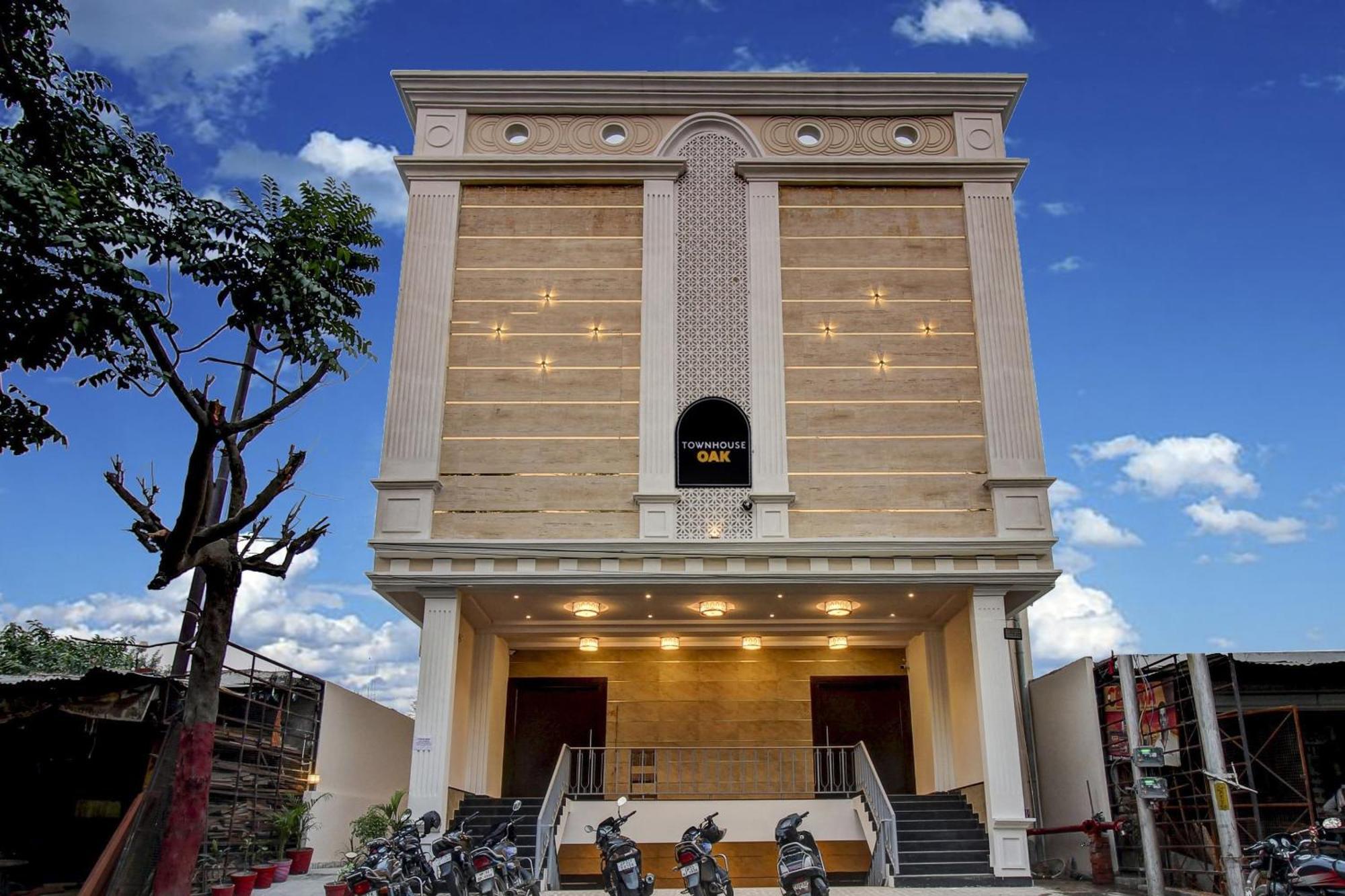Super Townhouse Oak Aurelia Grand Hotell Lucknow Eksteriør bilde