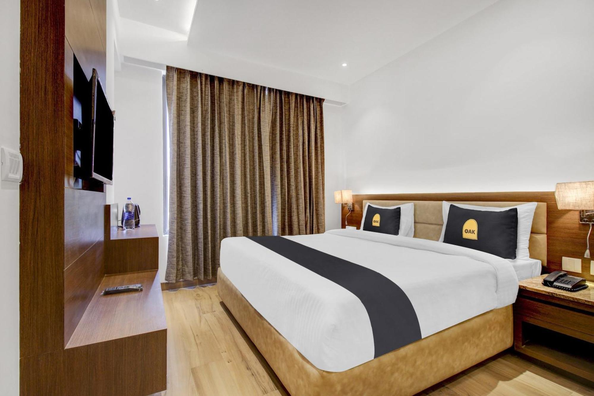 Super Townhouse Oak Aurelia Grand Hotell Lucknow Eksteriør bilde