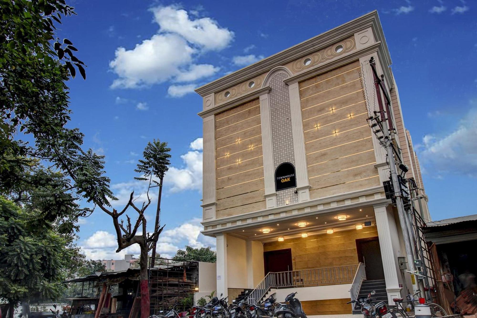Super Townhouse Oak Aurelia Grand Hotell Lucknow Eksteriør bilde