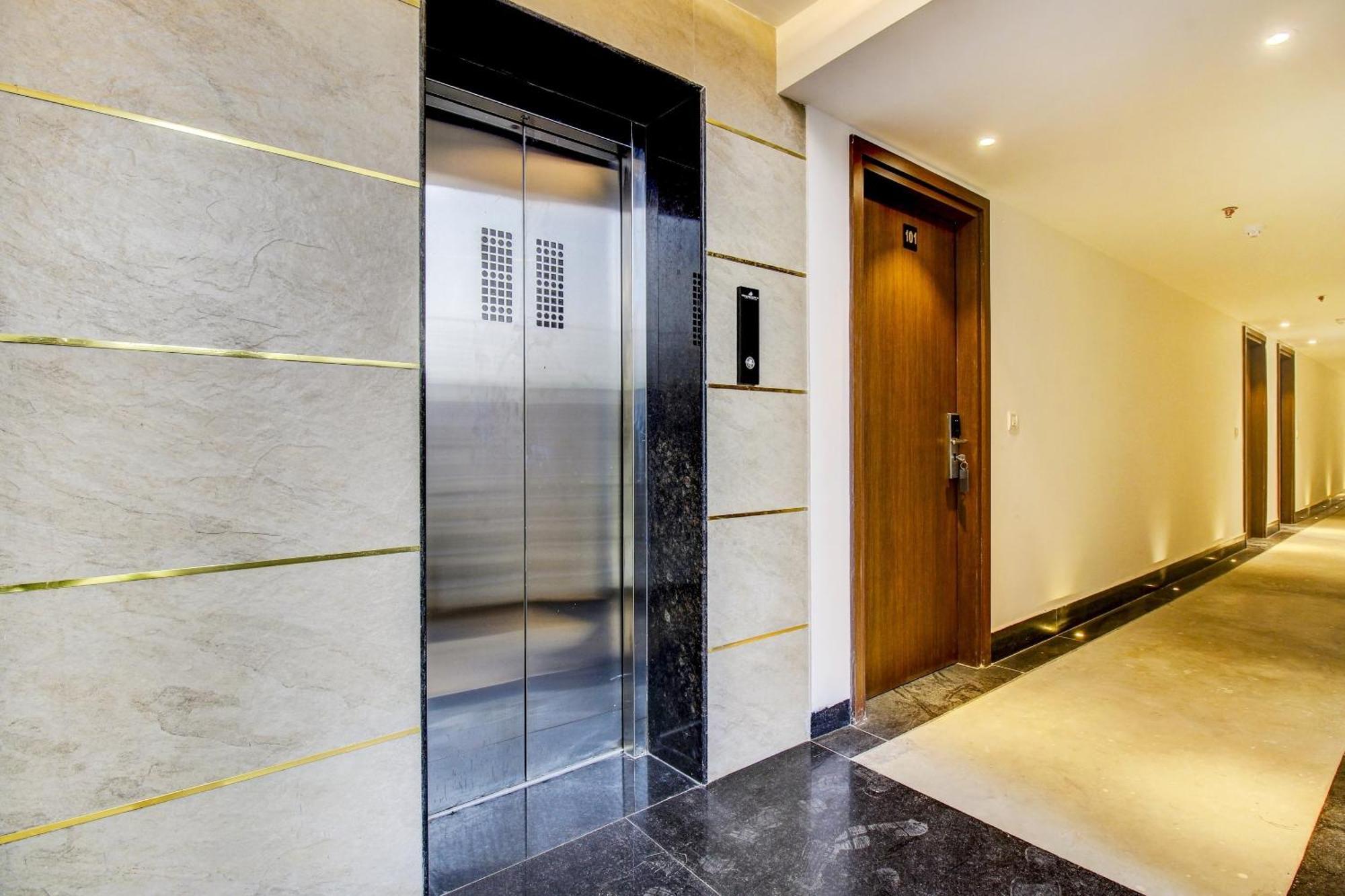 Super Townhouse Oak Aurelia Grand Hotell Lucknow Eksteriør bilde