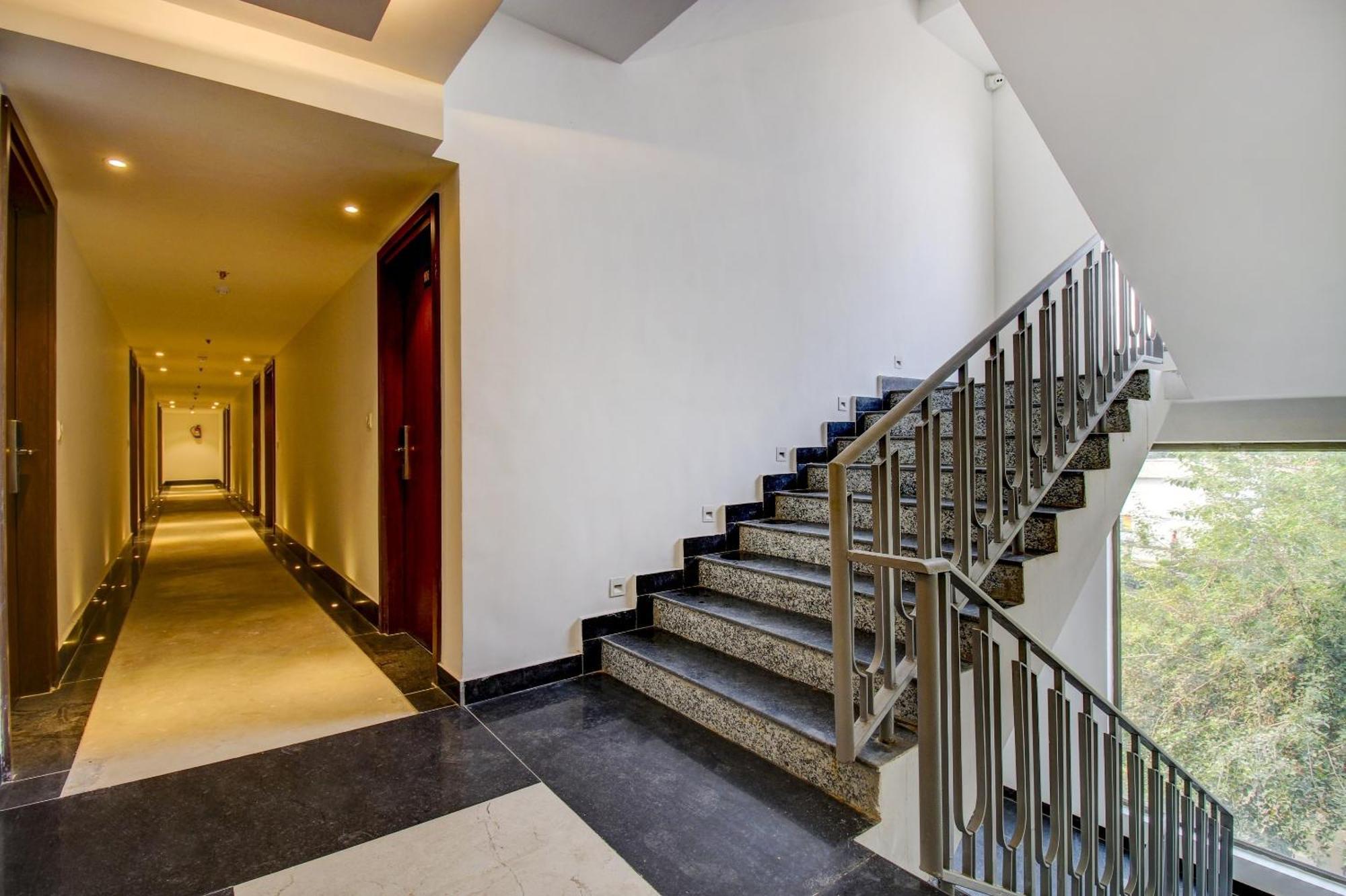 Super Townhouse Oak Aurelia Grand Hotell Lucknow Eksteriør bilde