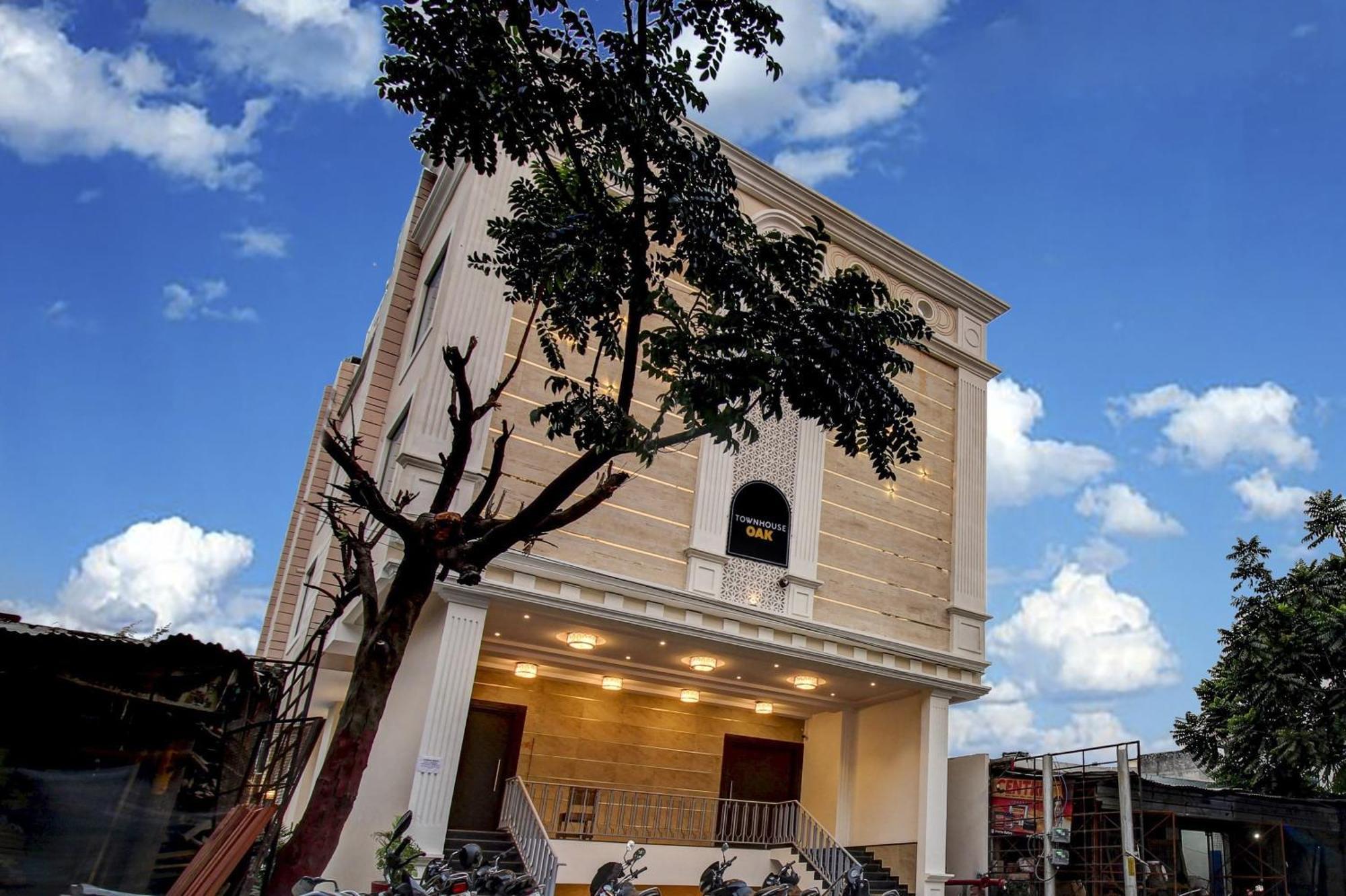 Super Townhouse Oak Aurelia Grand Hotell Lucknow Eksteriør bilde