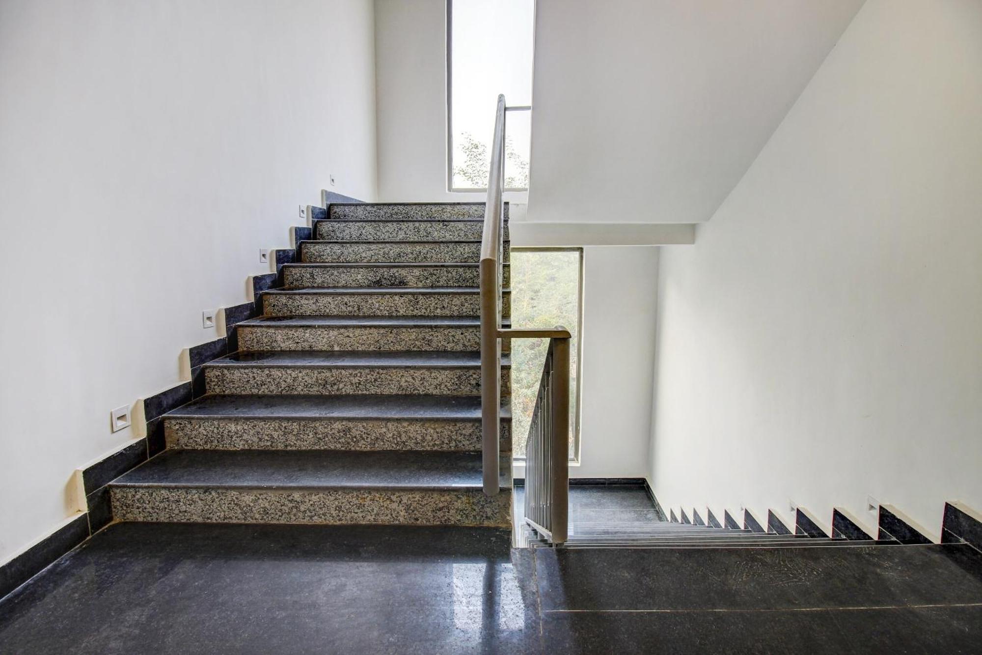 Super Townhouse Oak Aurelia Grand Hotell Lucknow Eksteriør bilde