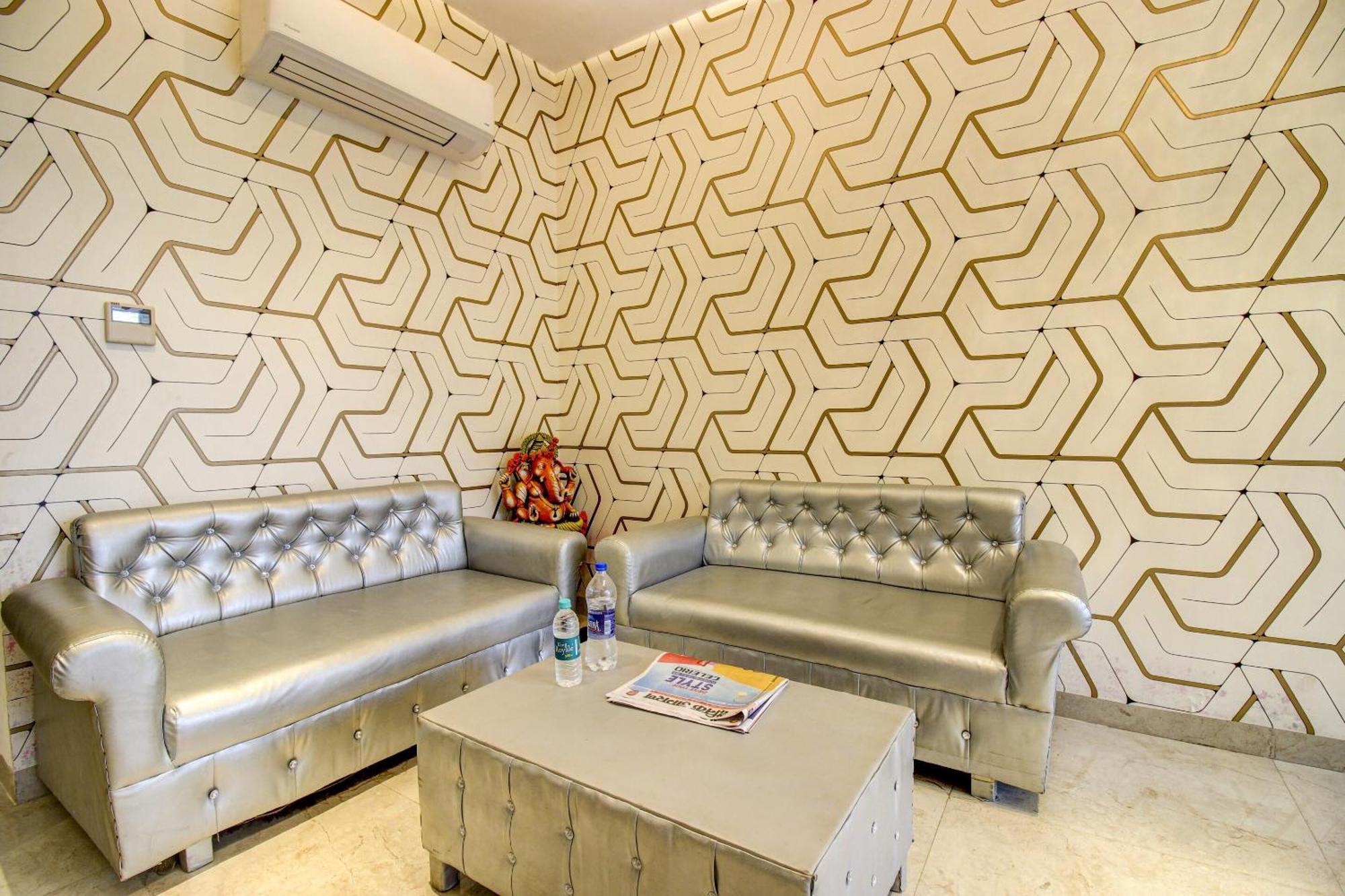 Super Townhouse Oak Aurelia Grand Hotell Lucknow Eksteriør bilde