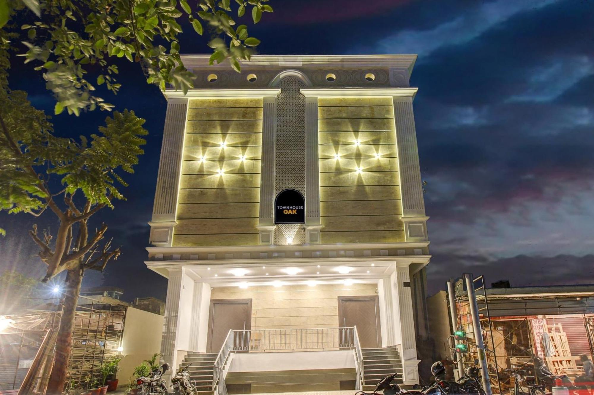 Super Townhouse Oak Aurelia Grand Hotell Lucknow Eksteriør bilde